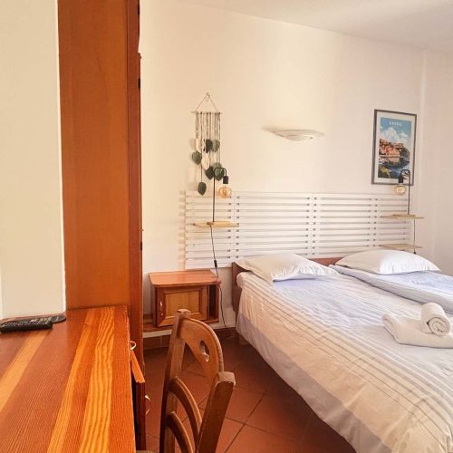 chambre-double-balcon-cote-colline-hotel-la-bastide-st-clair-10-1.jpg