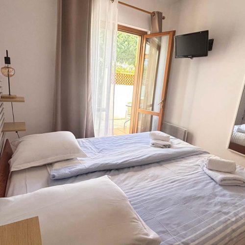 chambre-double-balcon-cote-colline-hotel-la-bastide-st-clair-11-1.jpg