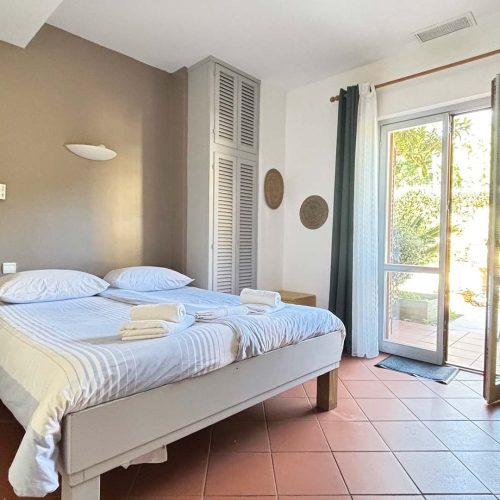 chambre-double-balcon-cote-colline-hotel-la-bastide-st-clair-12-1.jpg