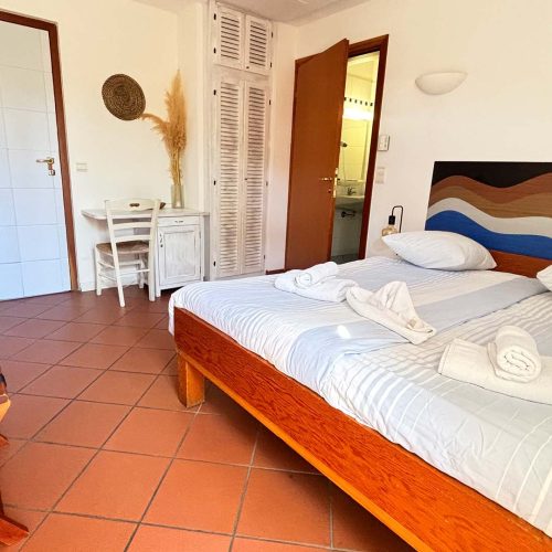 chambre-double-balcon-cote-colline-hotel-la-bastide-st-clair-13.jpg