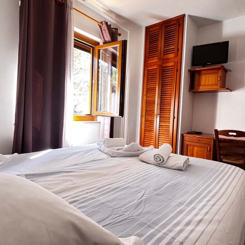chambre-double-sans-balcon-hotel-la-bastide-st-clair-8-1-1.jpg