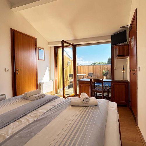 chambre-double-terrasse-tropezienne-hotel-la-bastide-st-clair-3-1.jpg