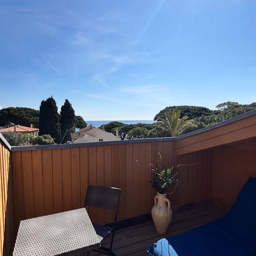 chambre-double-terrasse-tropezienne-hotel-la-bastide-st-clair-4-1.jpg