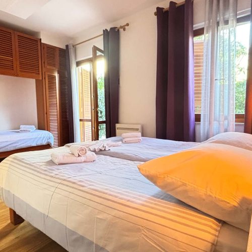 chambre-triple-terrasse-hotel-la-bastide-st-clair-1-1.jpg