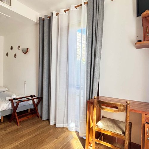 chambre-triple-terrasse-hotel-la-bastide-st-clair-2-1.jpg