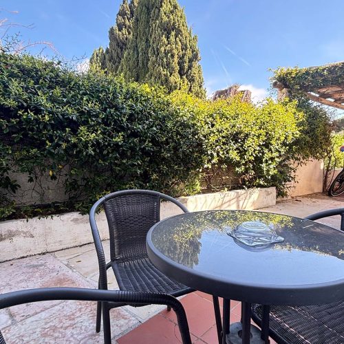chambre-triple-terrasse-hotel-la-bastide-st-clair-3-1.jpg