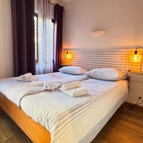 chambre-triple-terrasse-hotel-la-bastide-st-clair-4-1.jpg